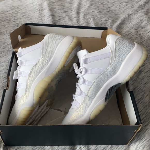 AIR JORDAN 11 Retro Low Heiress White - Picture 12 of 14
